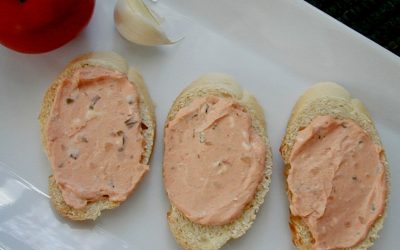 Canapes with Garlicky Tomato Spread